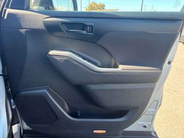 Used 2025 Toyota Highlander LE AWD/4WD image 10
