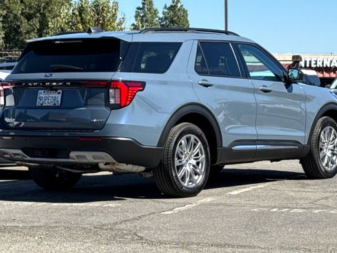 Used 2025 Ford Explorer Active w/ Active Comfort Package image 4