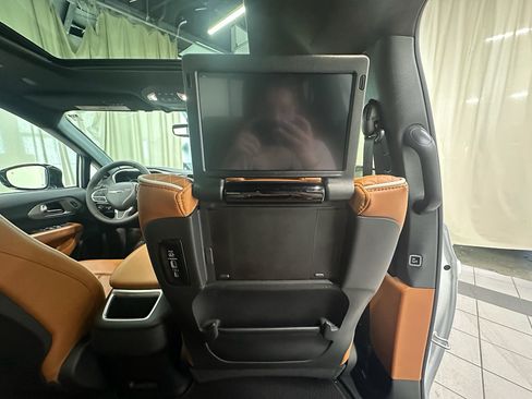 Used 2025 Chrysler Pacifica Pinnacle FWD image 21