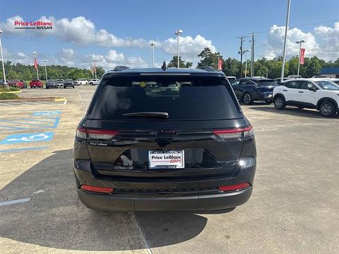 Used 2025 Jeep Grand Cherokee Altitude AWD/4WD image 6