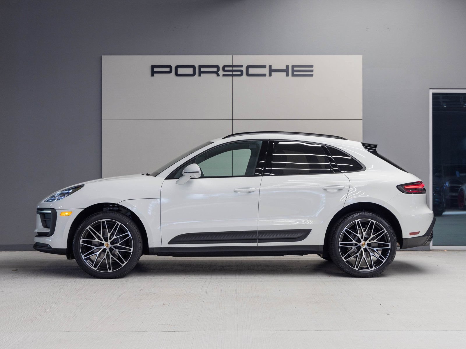Certified 2026 Porsche Macan AWD/4WD image 2