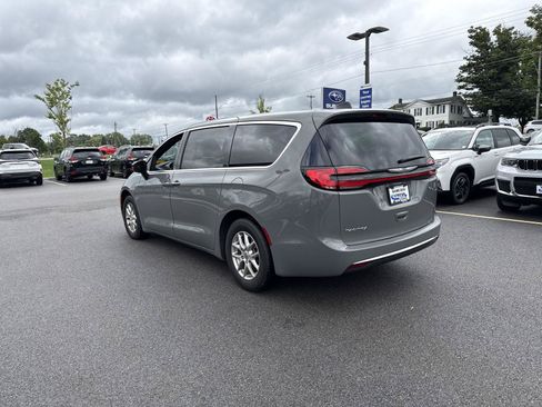Used 2025 Chrysler Pacifica Select FWD image 5