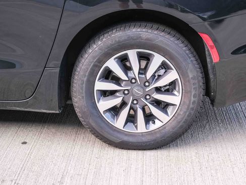 Used 2023 Chrysler Pacifica Touring-L FWD image 9