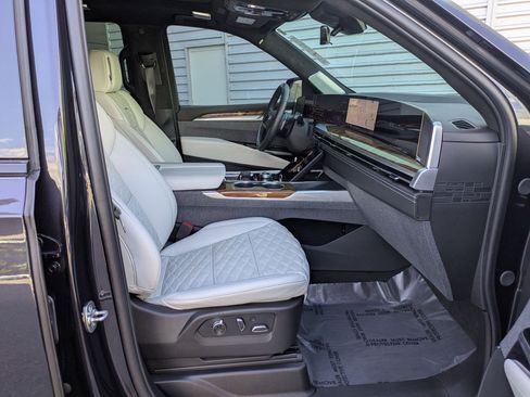 Used 2025 Cadillac Escalade Sport Platinum w/ LPO, ONYX Package AWD/4WD image 30