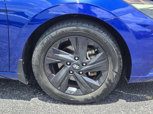 Used 2022 Hyundai Elantra SEL w/ Convenience Package FWD image 3