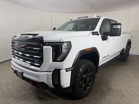 Used 2024 GMC Sierra 3500 AT4 w/ Technology Package AWD/4WD image 3