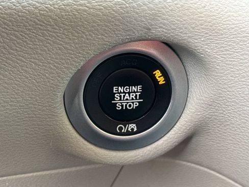 Used 2023 Chrysler Pacifica Touring-L FWD image 20