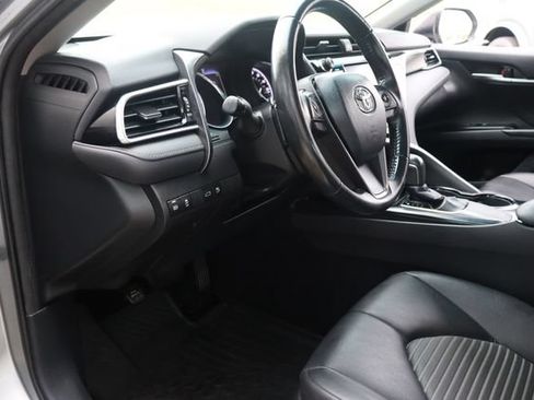 Used 2018 Toyota Camry SE FWD image 13