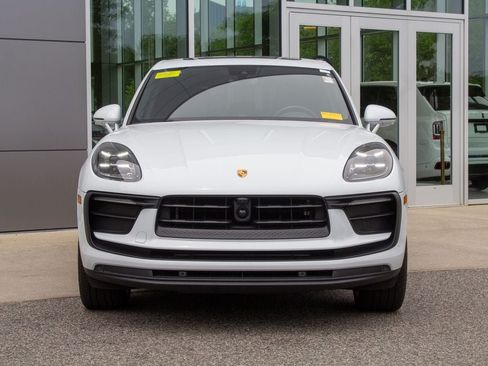 Used 2025 Porsche Macan AWD/4WD image 2