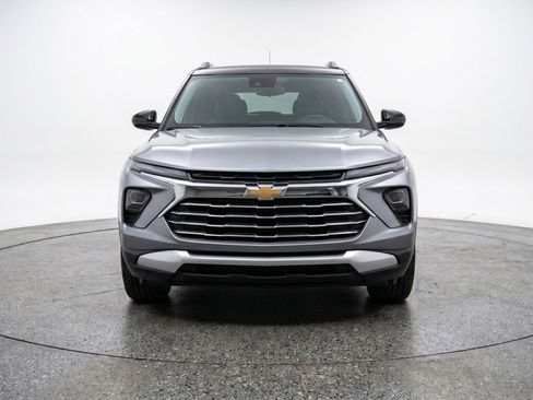 Used 2025 Chevrolet TrailBlazer LT FWD image 2