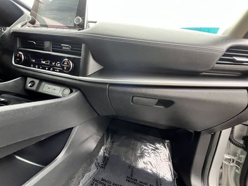 Used 2025 Nissan Rogue SV AWD/4WD image 38