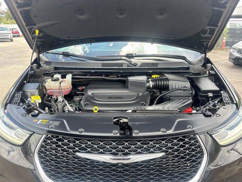 Used 2023 Chrysler Pacifica Touring-L FWD image 33