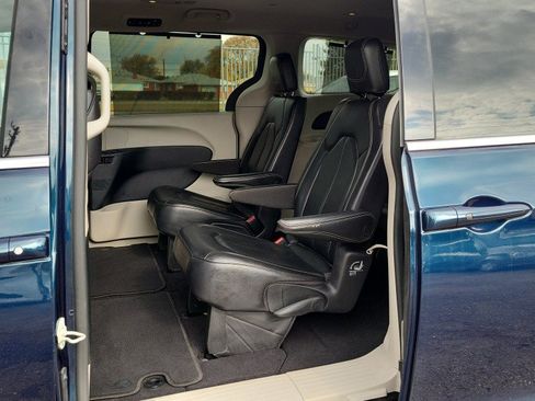 Used 2022 Chrysler Pacifica Touring-L FWD image 24