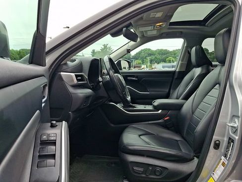 Used 2023 Toyota Highlander XLE AWD/4WD image 16