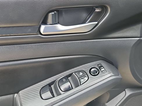 Used 2025 Nissan Altima 2.5 SV FWD image 13