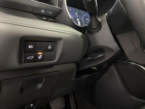 Used 2023 Toyota Highlander Limited image 17