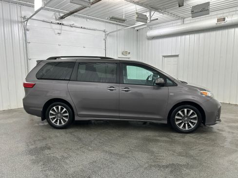 Used 2020 Toyota Sienna XLE w/ Carpet Mat Package AWD/4WD image 35