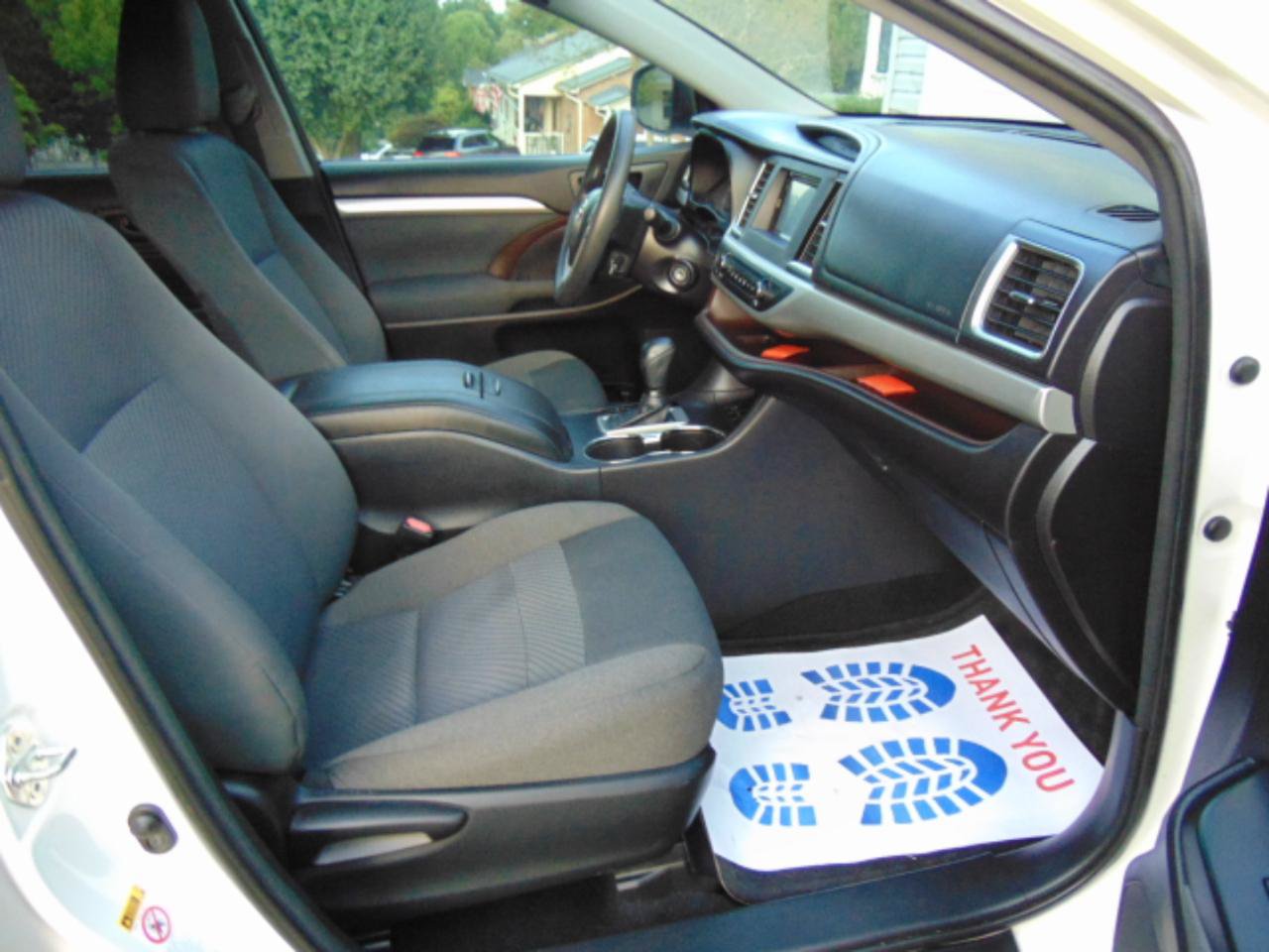 Used 2016 Toyota Highlander LE FWD image 6