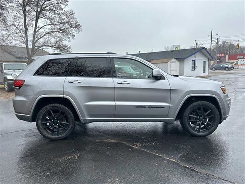 Used 2020 Jeep Grand Cherokee Altitude AWD/4WD image 2