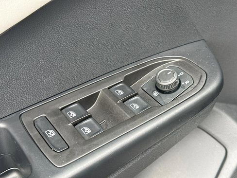 Used 2025 Volkswagen Taos SE image 21