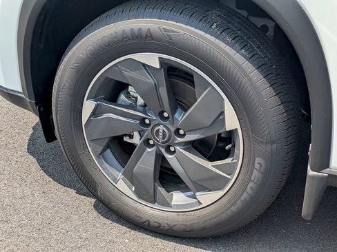 New 2025 Nissan Rogue SV AWD/4WD image 14