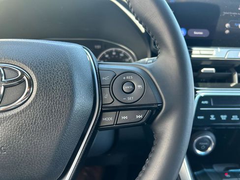 Used 2023 Toyota Venza XLE image 22