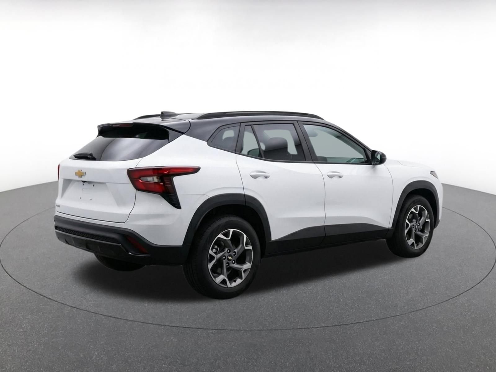 Used 2025 Chevrolet Trax LT w/ LT Convenience Package FWD image 8