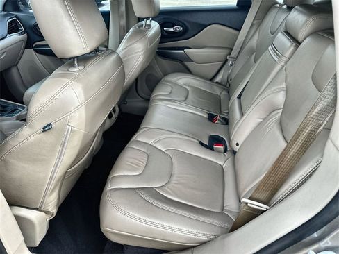 Used 2019 Jeep Cherokee Latitude w/ Popular Appearance Group image 16