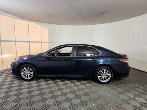 Used 2018 Toyota Camry LE image 4