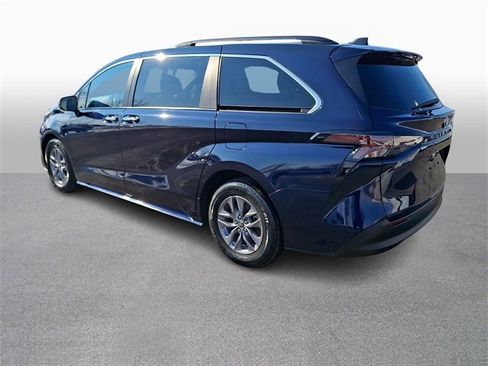 Certified 2024 Toyota Sienna XLE image 6