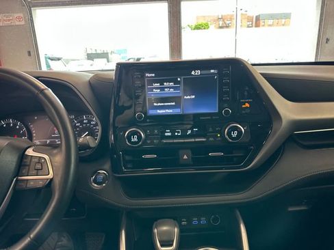 Used 2022 Toyota Highlander XLE AWD/4WD image 23
