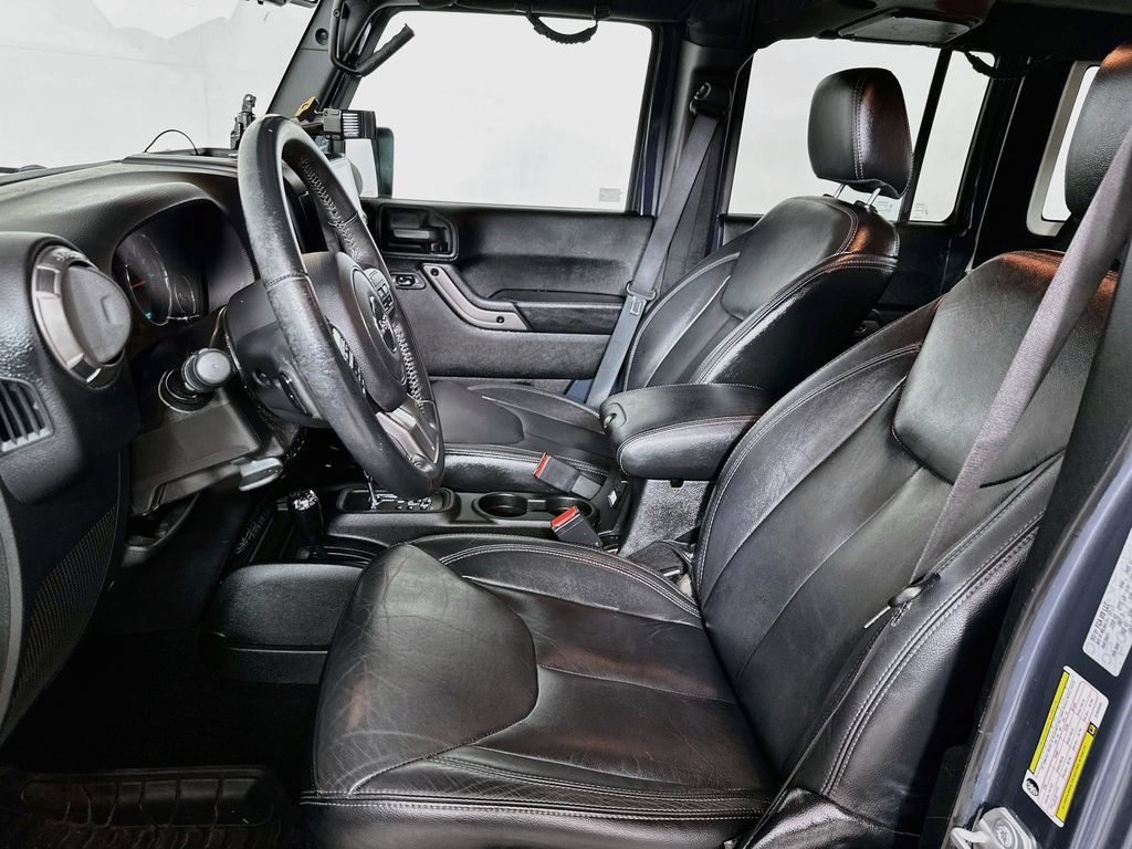 Used 2018 Jeep Wrangler Unlimited Sahara AWD/4WD image 8