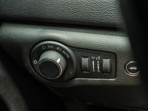 Used 2017 Chrysler 200 Limited Platinum FWD image 25