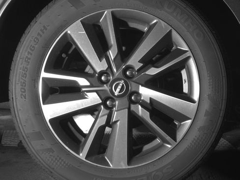 Used 2025 Nissan Versa SV image 15