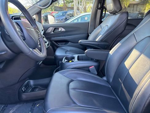 Used 2025 Chrysler Pacifica Select FWD image 10