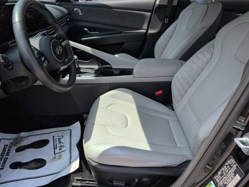 Used 2025 Hyundai Elantra Limited FWD image 25