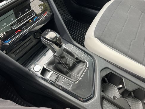 Certified 2025 Volkswagen Taos SE image 24