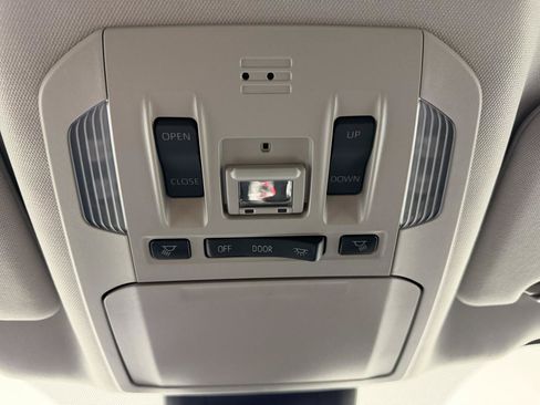 Used 2021 Toyota Highlander Limited FWD image 29