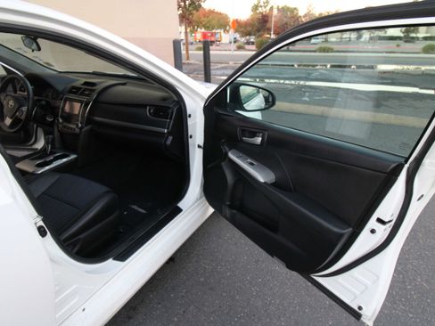 Used 2013 Toyota Camry SE image 14