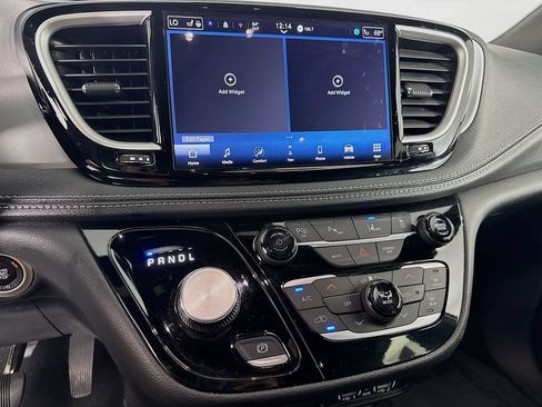 Used 2024 Chrysler Pacifica Limited FWD image 19