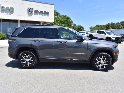 New 2025 Jeep Grand Cherokee Limited w/ Luxury Tech Group II RWD image 10