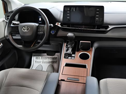 Used 2022 Toyota Sienna LE FWD image 11