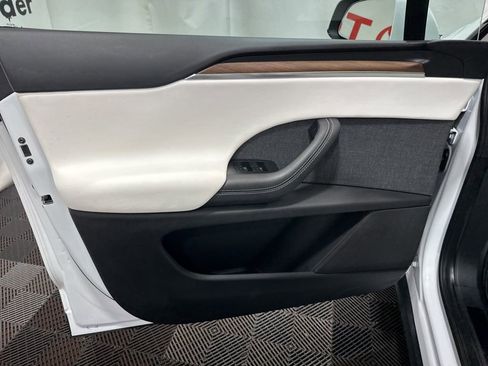 Used 2022 Tesla Model X image 21