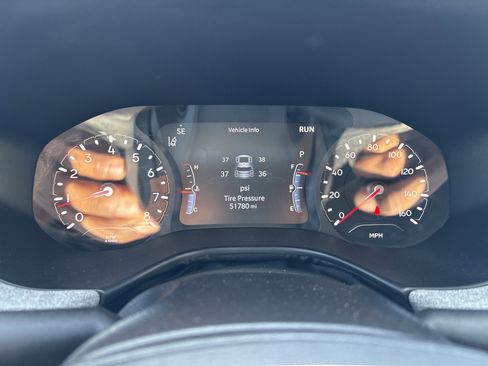 Used 2024 Jeep Compass Latitude image 25