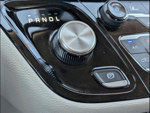 Used 2024 Chrysler Pacifica Select image 14