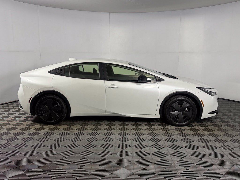 Used 2025 Toyota Prius LE FWD image 5