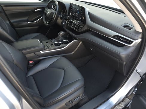 Used 2021 Toyota Highlander XLE image 44