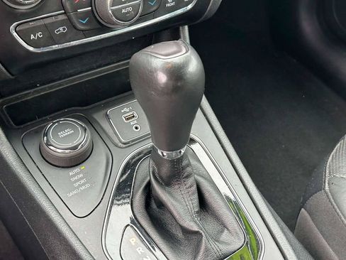 Used 2019 Jeep Cherokee Limited AWD/4WD image 30