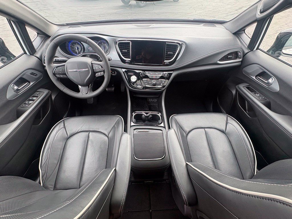 Used 2025 Chrysler Pacifica Limited FWD image 17