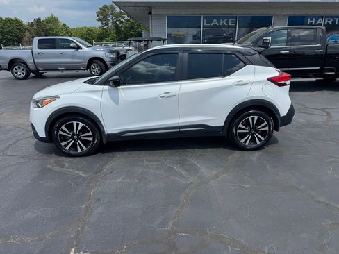 Used 2018 Nissan Kicks SR FWD image 2